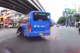 Clip ghi cảnh xe buýt rẽ ẩu, gây tai nạn ở vòng xoay Lăng Cha Cả