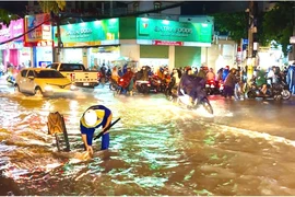 Vật lộn với dòng nước ngập, kẹt xe kéo dài ở TP Thủ Đức