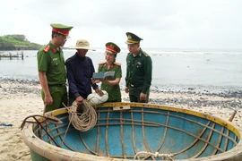 Cả nhà hỗ trợ công an tìm kiếm ma túy trôi dạt trên biển