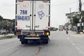 Xe chở hải sản xả nước thải tanh nồng xuống đường ở Quảng Ngãi