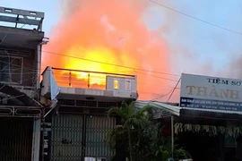 Nhiều tiếng nổ trong vụ cháy cửa hàng sơn và hóa chất ở Quảng Ngãi