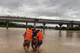 Quảng Ngãi: Cứu sống 2 anh em đuối nước giữa sông Đăk Bla