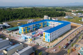 Hơn 1.300 học sinh vùng khu kinh tế Dung Quất chuyển vào học trong ngôi trường 42 tỉ
