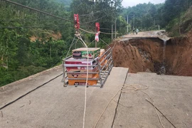 Hơn 1.000 hộ dân ở Quảng Ngãi phải dùng ròng rọc để chuyển lương thực