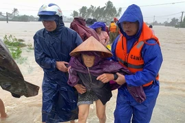 Công an Quảng Ngãi vào vùng lũ Đắk Lắk cứu hộ bà con