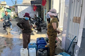 Cả xóm ở Quảng Ngãi đi xin nước sạch ngày 29 Tết