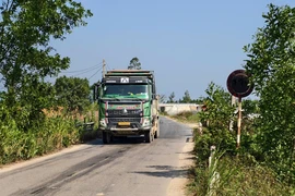 Vụ biển cấm tải trọng bị bôi đen ở Gia Lai: Đề xuất tháo dỡ biển cấm