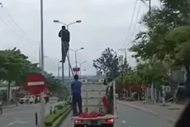 Tài xế xe biển xanh chở người 'làm xiếc' trên Quốc lộ 14 bị xử phạt