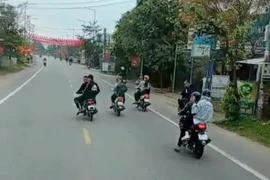 Lạng lách, tạt đầu đoàn xe chở tân binh để 'cổ vũ' bạn nhập ngũ, 4 người bị mời làm việc