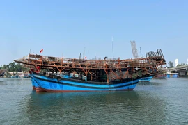 Quân đội điều tàu hải quân cứu 36 ngư dân Quảng Ngãi trên tàu cá bị hỏng máy, trôi tự do