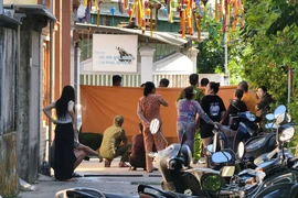 Phát hiện thi thể bé gái sơ sinh trước cổng chùa