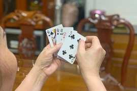 Đang đánh bài công an ập tới, những gì bị quy thành tiền làm căn cứ xử lý hình sự?