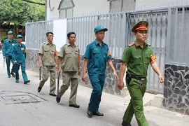Trật tự thôn, tổ dân phố được trang bị áo giáp chống đâm, găng tay bắt dao 