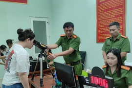 Từ ‘kỷ niệm’ sổ hộ khẩu đến ‘căn cước điện tử’