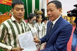 Ông Nguyễn Trí Tuệ, Phó Chánh án thường trực TAND Tối cao, trao quyết định đặc xá cho phạm nhân tại Trại giam Xuân Lộc.