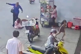 Vụ trẻ bị bạo hành giữa đường: Vô cảm đến lạnh người!