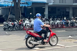 Nhiều người chỉ có bằng lái ô tô nhưng chạy cả xe máy, bị phạt không?