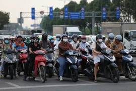 Luật và lệ từ việc xử nghiêm vượt đèn đỏ, leo vỉa hè
