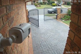Bị camera an ninh phía hàng xóm chĩa thẳng vào nhà, phải làm sao?