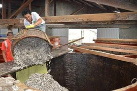 Một cơ sở sản xuất nước mắm truyền thống. Ảnh: VŨ ĐÌNH