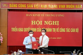 Trưởng ban Kinh tế Trung ương Trần Tuấn Anh (phải) trao quyết định của Bộ Chính trị cho tân Phó Trưởng ban Nguyễn Thành Phong.