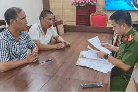 Tạm giữ hai tài xế taxi dù dàn hàng, chèn ép taxi chính hãng trên Quốc lộ 18 