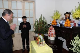 Ngoại trưởng Mỹ sang Việt Nam, đến gia đình Tổng Bí thư Nguyễn Phú Trọng thắp hương chia buồn
