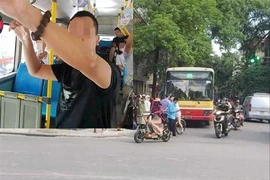 Thanh niên trong ảnh đã có hành vi công khai thủ dâm trên xe buýt ở Hà Nội, buộc tài xế dừng xe, báo công an xử phạt.