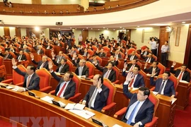 Các Ủy viên Trung ương biểu quyết thông qua chương trình làm việc của Hội nghị Trung ương 13, sáng 5-10-2020. Ảnh: TTXVN