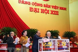 Bốn lãnh đạo cao nhất của Đảng, Nhà nước bỏ lá phiếu đầu tiên bầu BCH Trung ương khóa XIII. Ảnh: ĐX