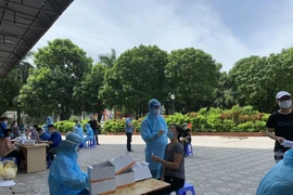 Lấy mẫu dịch họng hầu tầm soát F0 tại phường Phúc La, quận Hà Đông, Hà Nội, lúc 9h15 sáng 10-9-2021. Ảnh: Hà Phượng.