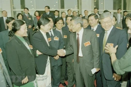 Tổng Bí thư Lê Khả Phiêu tại Đại hội Đảng bộ Hà Nội, nhiệm kỳ 2000 - 2005. Trong ảnh có ông Nguyễn Phú Trọng, lúc đó là Bí thư Thành ủy Hà Nội. Ảnh: TTXVN.