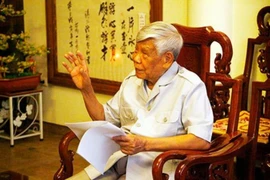 Nguyên Tổng Bí thư Lê Khả Phiêu trong một lần trò chuyện với báo chí. Ảnh: TTXVN.