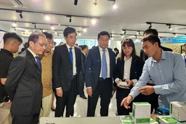 Các đại biểu tham quan gian hàng của một doanh nghiệp tham gia Khởi nghiệp Đổi mới Sáng tạo Đà Nẵng 2023. Ảnh: MINH TRƯỜNG.