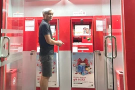 Long khai nhận thực hiện các hành vi chiếm đoạt tiền từ trụ ATM. Ảnh: CA.