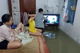 Một gia đình ở quận Liên Chiểu bị nước ngập đến giường. Ảnh: MINH TRƯỜNG.