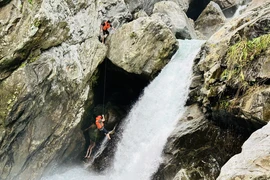 Cảnh sát đu dây tiếp cận du khách bị mắc kẹt. Ảnh: MT.