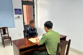 Phòng An ninh mạng và Phòng chống tội phạm sử dụng công nghệ cao Công an Đà Nẵng làm việc với ông LĐN. Ảnh: DH.
