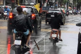 Ba thanh niên mang dao đi trên đường gây hoang mang cho người dân. Ảnh: CA.