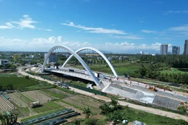 Nhiều cây cầu bắc qua sông Cổ Cò được xây dựng nhưng mặt nước vẫn chưa được khơi thông. Ảnh: MINH TRƯỜNG.