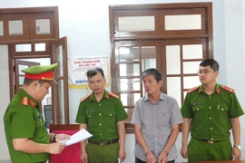 Cơ quan công an đọc lệnh bắt tạm giam đối với Đinh Ngọc Bình. Ảnh: CA.