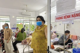 Đà Nẵng chuyển mùa, bệnh viện quá tải vì điều trị bệnh hô hấp. Ảnh: MINH TRƯỜNG.