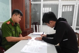 Vì cần tiền chơi game trên mạng và trả nợ mà Khoa đã lừa đảo chiếm đoạt tài sản. Ảnh: CA.
