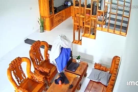 Kẻ trộm lấy chăn trùm lên đầu để 'che mắt' camera