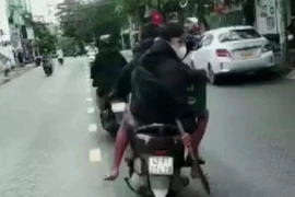 Công an làm việc với thiếu niên 14 tuổi chạy xe máy, chở 2 người mang mã tấu