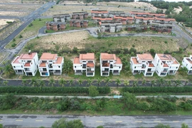 Hàng loạt dự án, resort bị 'bỏ quên' bên vịnh Lăng Cô - Vịnh đẹp thế giới