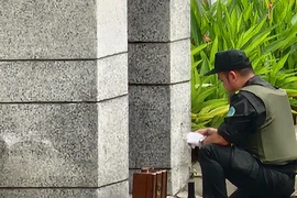 Phong tỏa 1 đoạn đường vì chiếc vali lạ trước cổng trường học
