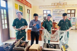 Nhiều người dân đến đồn biên phòng giao nộp kích điện, ngư cụ tận diệt thuỷ sản