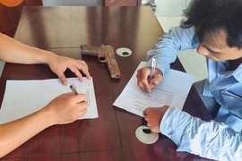 Người dân phát hiện súng quân dụng trong lúc đào đất sửa nhà