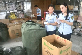Phát hiện hàng ngàn đôi giày, dép có dấu hiệu giả mạo